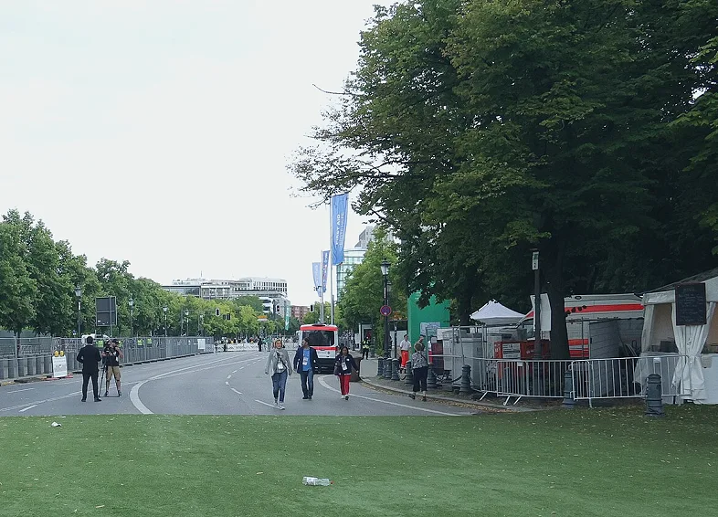 中场球员在对抗中护球实拍(第一次触球决定一切)